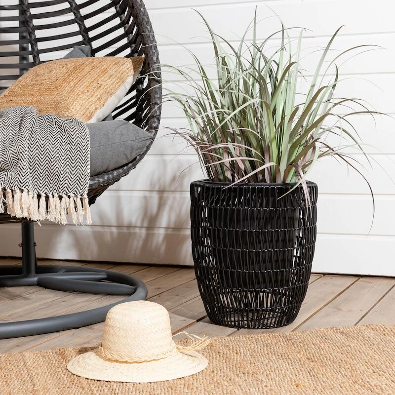 Veke Niitty Kukkaruukku Musta Polyrottinki 2 Veke Niitty Kukkaruukku Musta Polyrottinki - Image 2