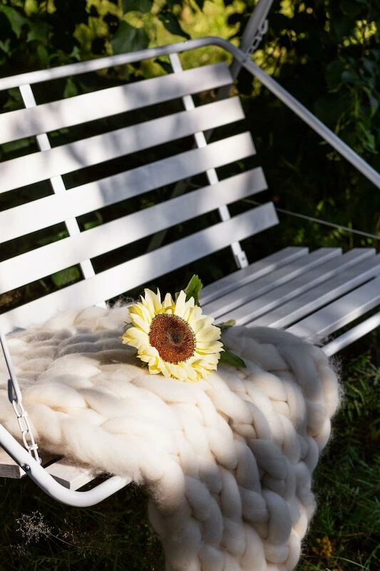 Varax Suvisaari Pihakeinu 3-istuttava Valkoinen 4 Varax Suvisaari Pihakeinu 3-istuttava Valkoinen - Image 4